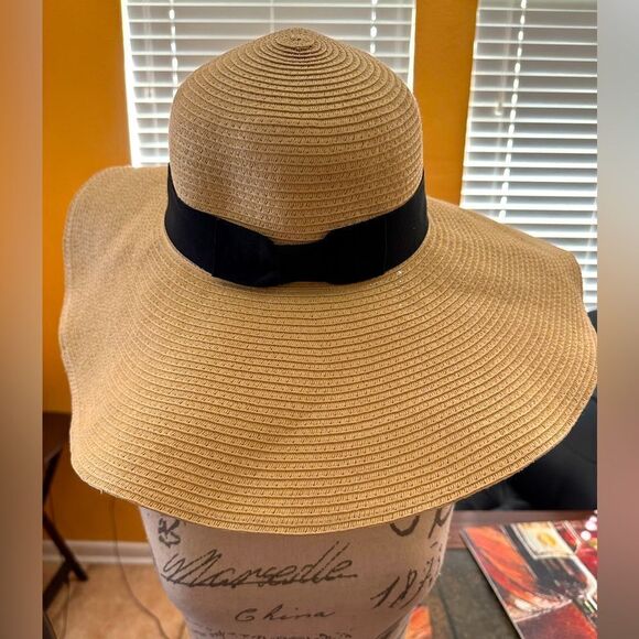Tan floppy hat with black trim - Picture 1 of 5